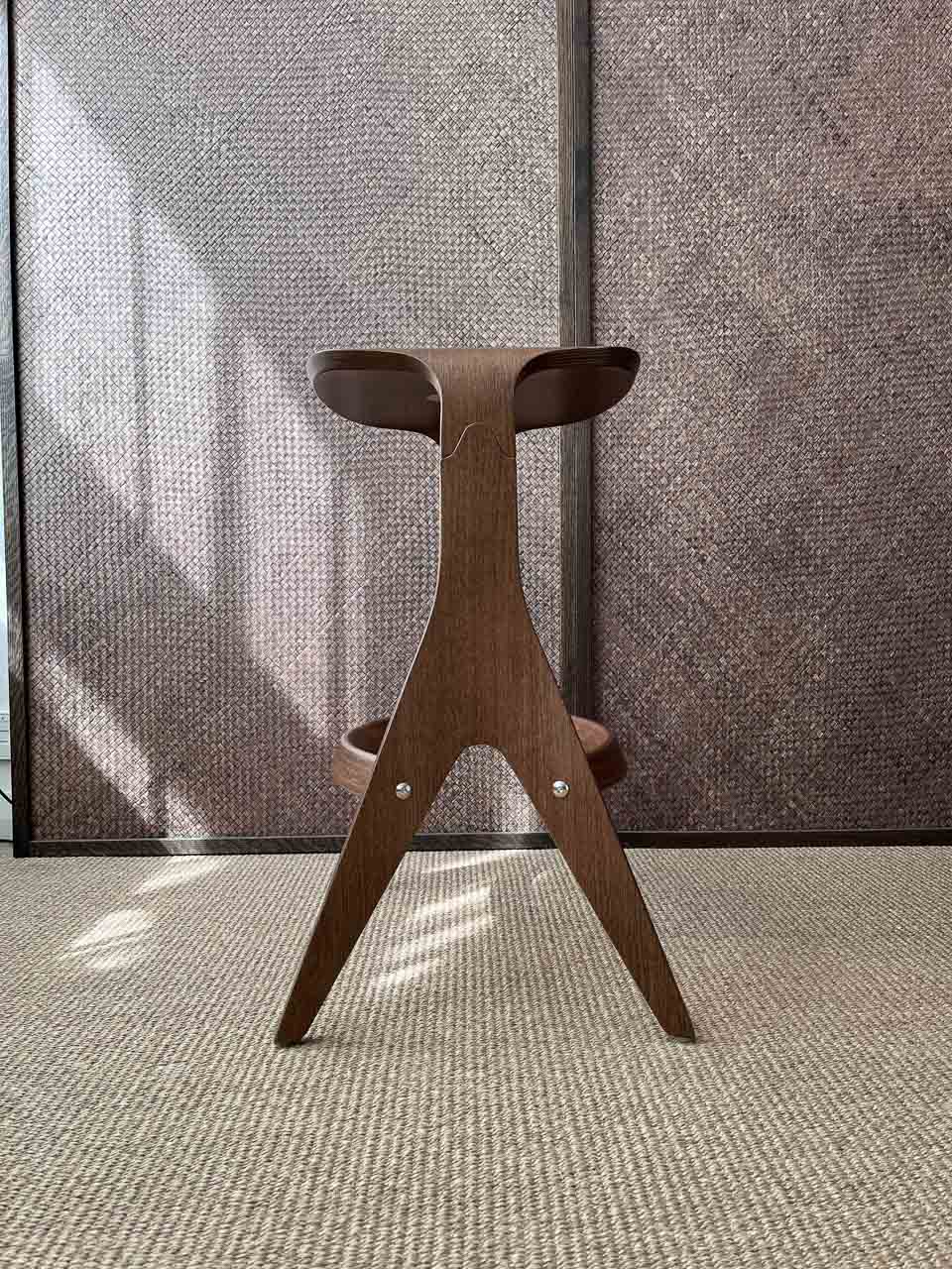 Lavitta-tasotuoli - tumma tammi (korkeus 65cm)