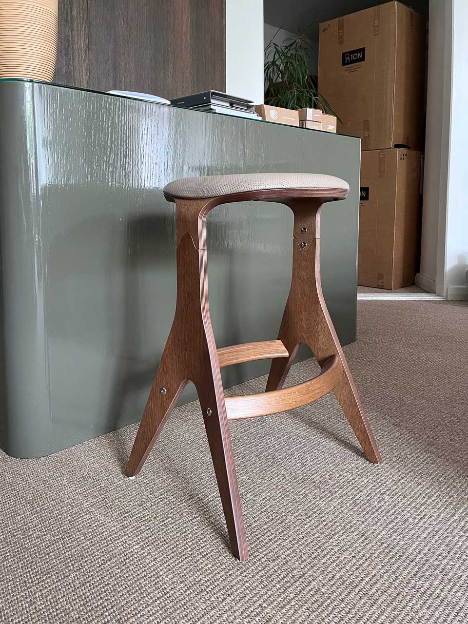 Lavitta-tasotuoli - tumma tammi, perforoitu nahka, beige (korkeus 65cm)